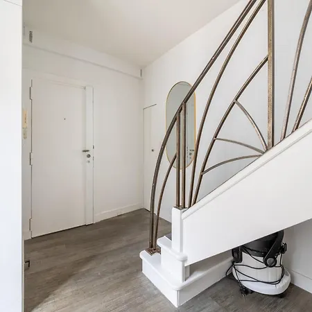 Bright & Spacious Duplex Near Notre Dame De *