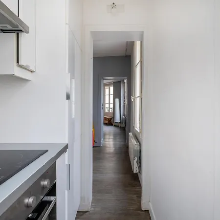 Bright & Spacious Duplex Near Notre Dame De París