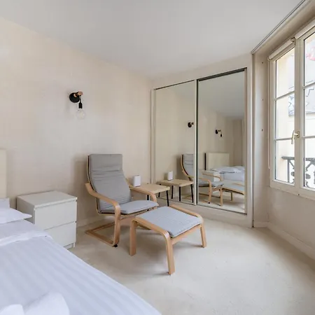Bright & Spacious Duplex Near Notre Dame De