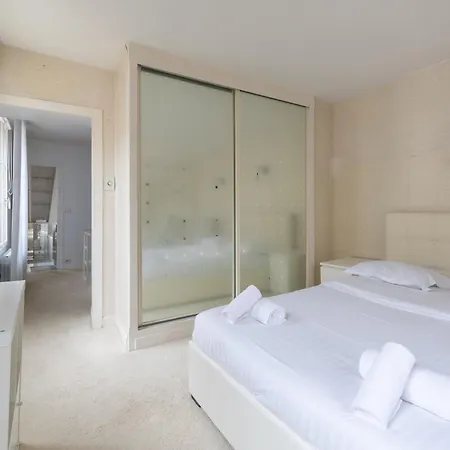 Bright & Spacious Duplex Near Notre Dame De *