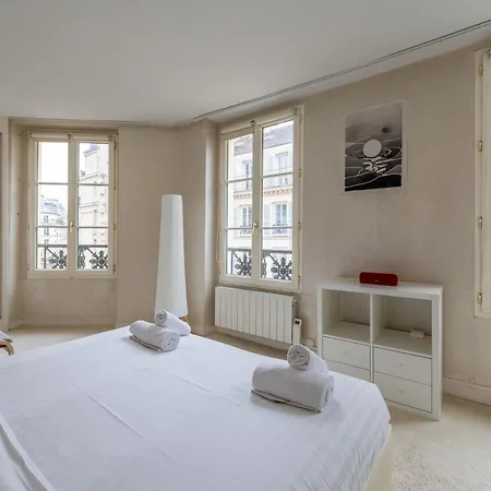Bright & Spacious Duplex Near Notre Dame De