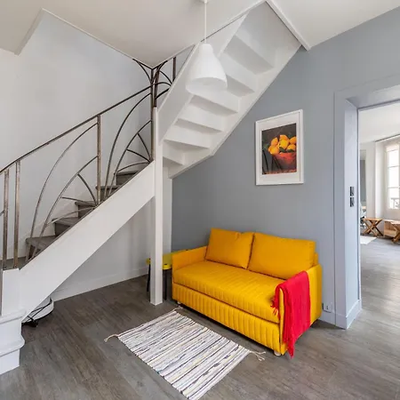 Bright & Spacious Duplex Near Notre Dame De